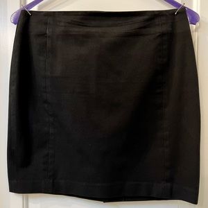 Banana Republic Mini Skirt in black; Size 8 Petite